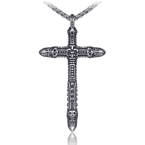 Collier croix gothique en acier inoxydable avec détails de crâne et textures en relief