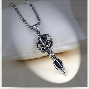 Vue détaillée du pendentif Ganesha Vajra en acier inoxydable sur satin blanc