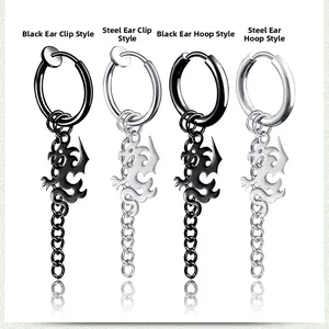 Set detallado de pendientes de dragón en negro y acero con cadenas metálicas colgantes