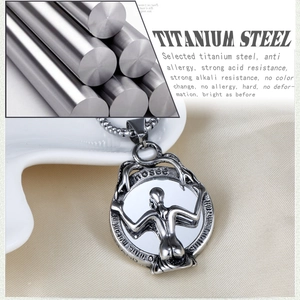 Vintage titanium stalen ketting met reliëf hanger van een vrouw voor streetstyle