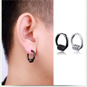 Detalle de pendientes de aro de acero inoxidable con tres aros en negro y plata