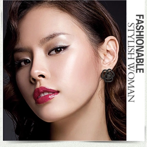 Gros plan de boucles d'oreilles roses noires avec cristaux sur un mannequin féminin