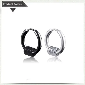 Detalle de pendientes de aro de acero quirúrgico con tres aros colgantes negro y plata