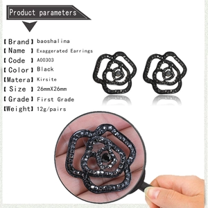 Vue détaillée des boucles d'oreilles rose noire 26mm en kirsite et cristaux noirs