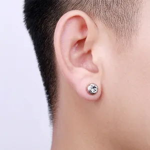 Clou d'oreille magnétique 8mm en diamant blanc et acier inoxydable sur modèle