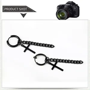 Détail du pendentif croix noir mat avec chaîne en acier inoxydable et boucle d'oreille