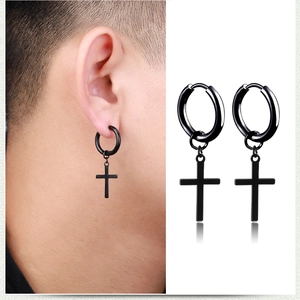 Vue détaillée de boucles d'oreilles créoles noires en acier avec pendentifs en croix