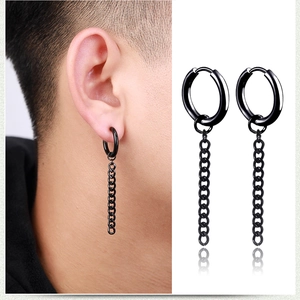Détail de la boucle d'oreille noire en acier inoxydable avec longue chaîne style punk