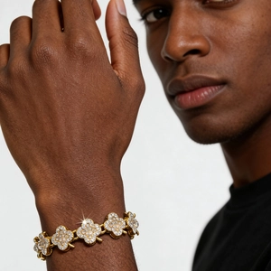 Bracelet luxueux doré avec des maillons en trèfle sertis de diamants pour un style chic
