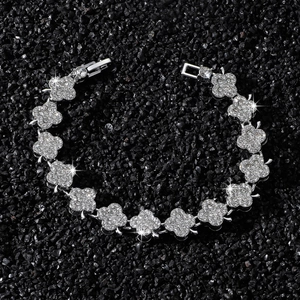 Bracelet chaîne à maillons fleurs argentés sertis de cristaux sur fond de pierres noires