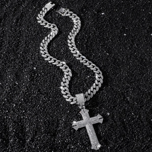 Collier chaîne cubaine hip hop argentée pour homme avec un grand pendentif croix serti
