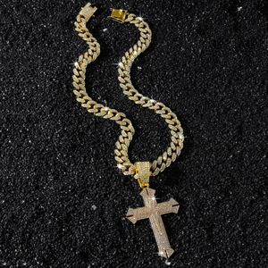 Collier hip hop homme avec pendentif croix glacée et chaîne cubaine plaquée or brillant