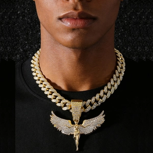 Collier hip hop pour homme avec chaîne cubaine dorée et pendentif ailes d'ange givrées