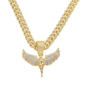 Collier chaîne cubaine hip hop avec pendentif ailes d'ange dorées et zircons brillants