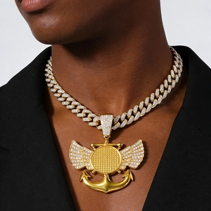 Collier hip hop homme chaîne dorée avec grand pendentif ancre ailée strassée