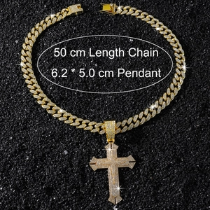 Détail de la chaîne cubaine dorée de 50cm avec pendentif croix glacée de 6,2cm