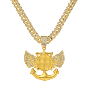 Collier hip hop avec pendentif ailes dorées et chaîne cubaine sertie de cristaux