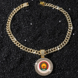 Détail du collier chaîne cubaine dorée avec logo de l'Alliance des États du Sahel AES