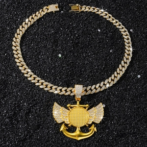 Détail de la chaîne hip-hop plaquée or avec pendentif ancre et ailes serti