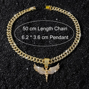 Détail de la chaîne cubaine de 50cm et du pendentif ailes d'ange avec cristaux blancs