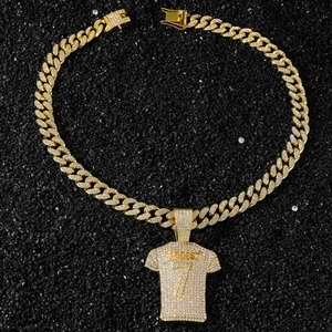 Détail du pendentif maillot doré serti de diamants Baddest numéro 7 style hip-hop