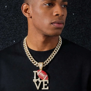 Chaîne cubaine dorée pour homme avec pendentif LOVE rugby serti de zircons brillants