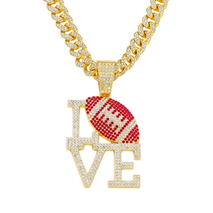 Chaîne cubaine dorée avec pendentif LOVE en forme de ballon de football américain serti