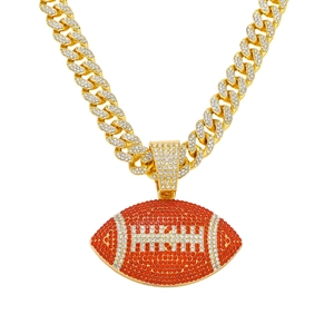 Collier hip hop chaîne cubaine dorée avec pendentif football américain serti de strass