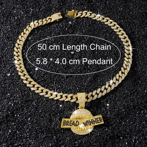 Détail de la chaîne cubaine de 50cm et du pendentif Bread Winner de 5,8x4,0cm