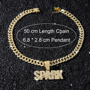 Détail du collier pendentif lettre SPARK doré avec chaîne cubaine de 50cm glacée