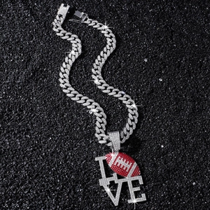 Chaîne cubaine glacée pour hommes avec un pendentif LOVE de football américain brillant