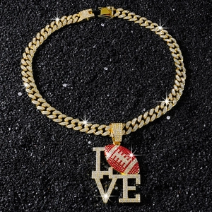 Vue détaillée du pendentif LOVE doré avec strass et ballon de football en cristaux