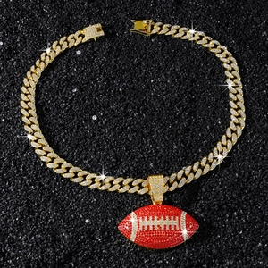 Chaîne cubaine hip-hop avec pendentif de football américain serti de strass sur sable