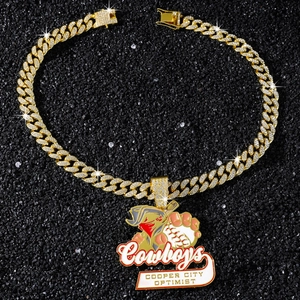 Dettaglio catena cubana dorata e ciondolo baseball con diamanti e scritte Cowboys