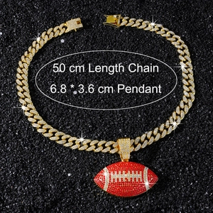 Détail du pendentif rugby strass rouge avec chaîne cubaine dorée 50cm style hip hop