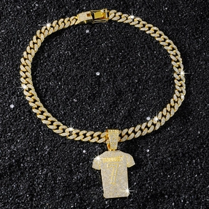 Dettaglio macro del ciondolo maglia d'oro con strass BAPPÉ 7 su catena cubana