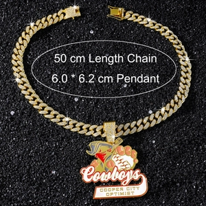Dettaglio catena cubana dorata con ciondolo da baseball e strass in stile hip-hop