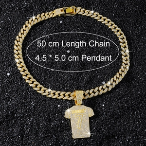 Macro scatto di catena cubana hip hop dorata con ciondolo a maglia di calcio con diamanti