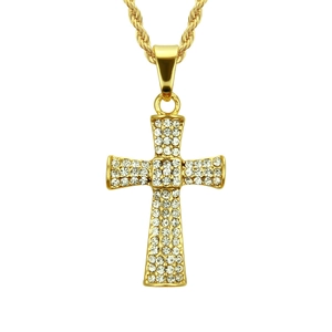 Détail d'un pendentif croix hip hop doré avec zircons sur une chaîne de style corde