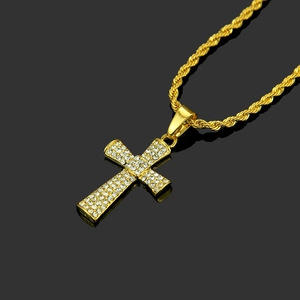 Détail du pendentif croix dorée hip hop avec zircons sur chaîne de type corde