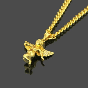 Gros plan d'un pendentif ange chérubin doré serti de zircons sur une chaîne cubaine