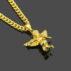 Détail du pendentif ange doré avec ailes serties de strass sur une chaîne cubaine