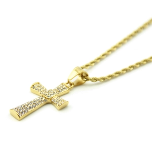 Gros plan du pendentif croix hip-hop doré serti de zircons cubiques scintillants