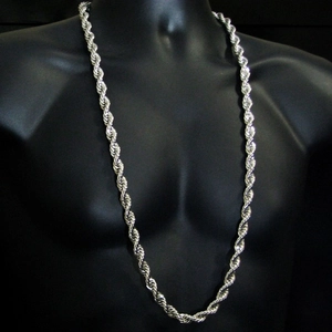 Collier chaîne corde torsadée argentée 5mm pour homme style hip hop sur mannequin noir