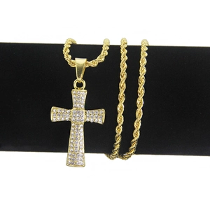 Collier croix dorée hip-hop avec strass scintillants sur support de bijoux noir