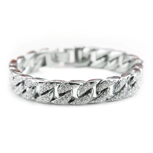 Pulsera cubana de plata para hombre con cristales brillantes sobre fondo blanco