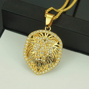Collier hip hop avec pendentif tête de lion évidée dorée et strass brillants