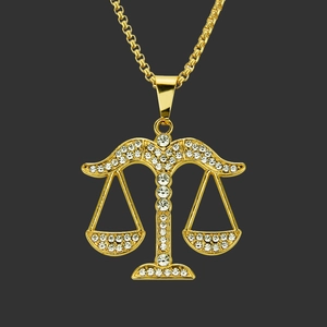 Collana con Pendente a Forma di Bilancia in Lega Placcata Oro Hip Hop con Strass per Uomo Donna Gioielli Zodiaco Regalo