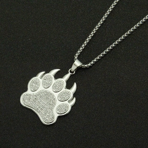 Détail du pendentif patte d'ours hip hop avec strass blancs sur chaîne en argent