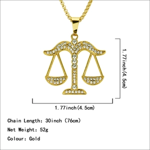 Collana hip hop con pendente a bilancia in oro con strass e guida alle dimensioni
